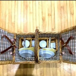 ✨HOST PICK✨ Vintage Stylish Cool Wicker Picnic Basket Dish Set - Never Used 🧺✨